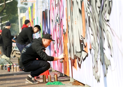 江南城區(qū)臨沅路上，涂鴉愛好者正在進(jìn)行街頭涂鴉藝術(shù)創(chuàng)作