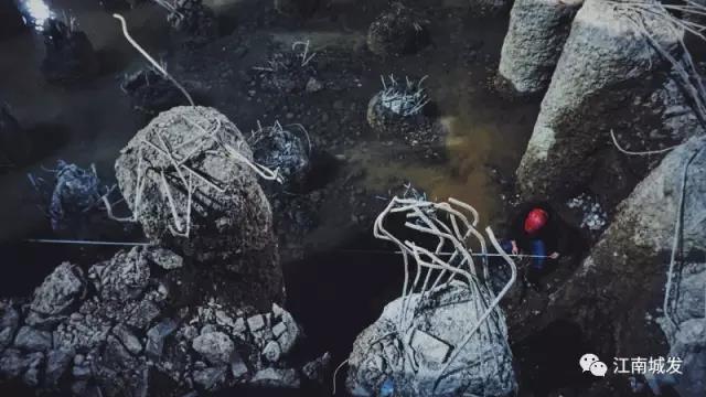 為了第二天清早不影響泥工砌筑磚胎模，夜間進(jìn)行電梯井放線(xiàn)作業(yè)