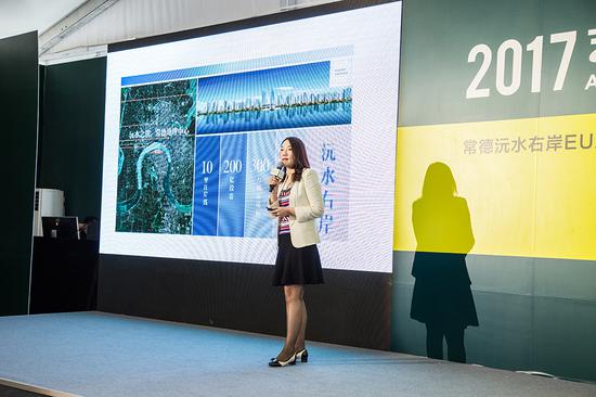 常德市江南城市發(fā)展有限公司董事副總經(jīng)理谷穗則為現(xiàn)場觀眾介紹了這個投資超過200億元、面積300萬平方、持續(xù)建設8到10年的沅水右岸如何建構(gòu)城市·人·生活三者之間的關系